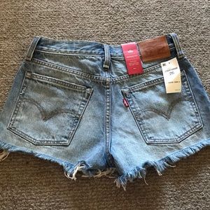 Levi Jean Shorts in wedgie fit